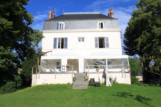 Tente devant la maison sur la terrasse